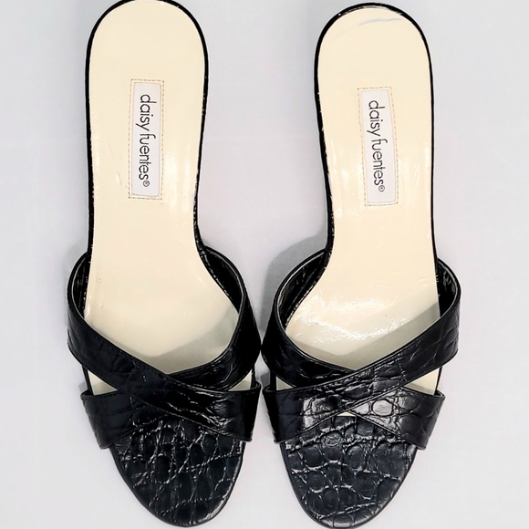 Daisy Fuentes Black Sandals with Peep-Toe Design and Crisscross Straps Used - Picture 2 of 9